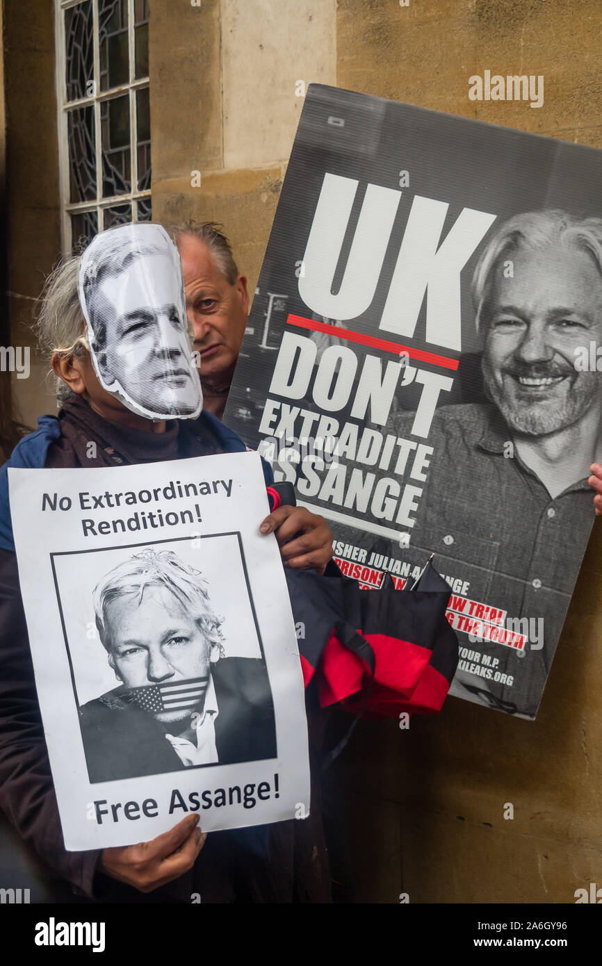 Londra, Regno Unito. Il 26 ottobre 2019. Manifestanti hanno chiesto sulla BBC a riferire i fatti circa Julian Assange e ha chiesto la sua estradizione in prova per essere sceso come reati politici egli è caricato con dagli USA sono specificamente esclusi dal US-UK trattato di estradizione. Sono inorridito per il suo trattamento nel carcere di Belmarsh che hanno chiaramente influenzato la sua sanità mentale e la sensazione che la sua giurisprudenza recente apparizione è stata dettata da noi il personale presente in tribunale e sentire il tentativo di tenere il suo prossimo corte aspetto a Belmarsh che ha solo camera per 5 membri del pubblico è una negazione della giustizia. P Foto Stock