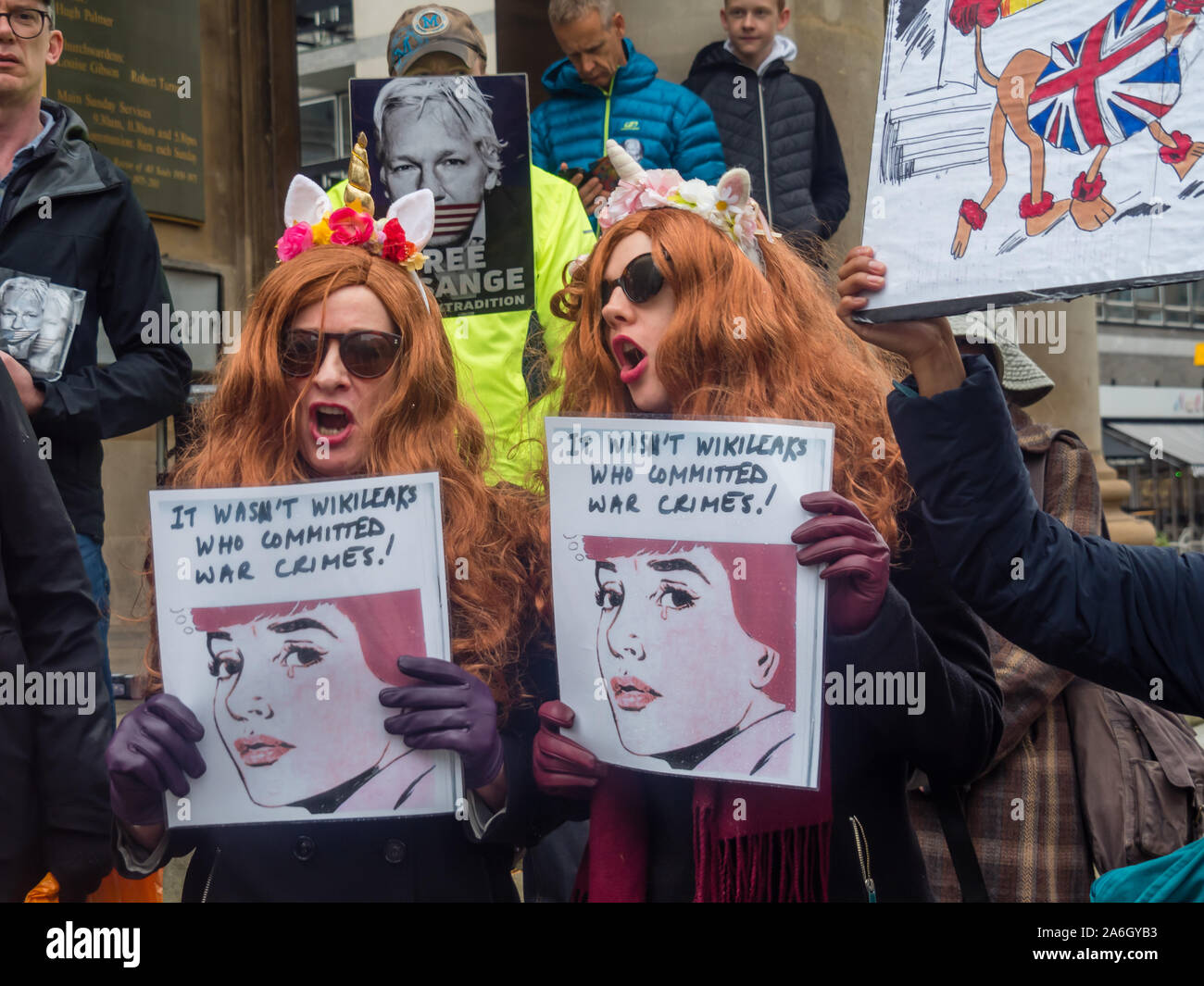 Londra, Regno Unito. Il 26 ottobre 2019. Manifestanti hanno chiesto sulla BBC a riferire i fatti circa Julian Assange e ha chiesto la sua estradizione in prova per essere sceso come reati politici egli è caricato con dagli USA sono specificamente esclusi dal US-UK trattato di estradizione. Sono inorridito per il suo trattamento nel carcere di Belmarsh che hanno chiaramente influenzato la sua sanità mentale e la sensazione che la sua giurisprudenza recente apparizione è stata dettata da noi il personale presente in tribunale e sentire il tentativo di tenere il suo prossimo corte aspetto a Belmarsh che ha solo camera per 5 membri del pubblico è una negazione della giustizia. P Foto Stock