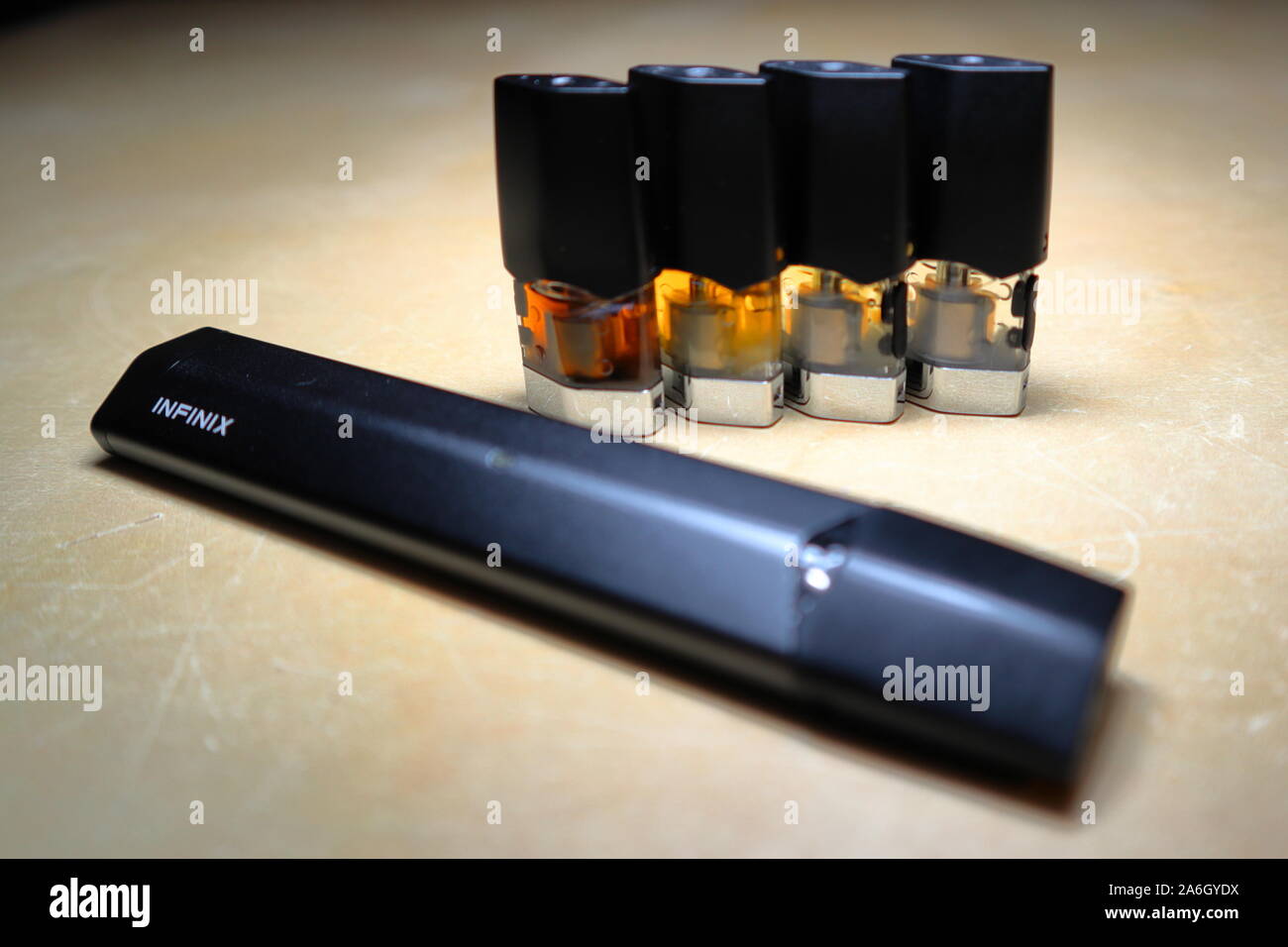 Smok Infinix ricaricabili vape pod pen sigaretta elettronica con cialde  riempito con e-succhi di diverse tonalità di arancio disposte in un  gradiente, isolare Foto stock - Alamy