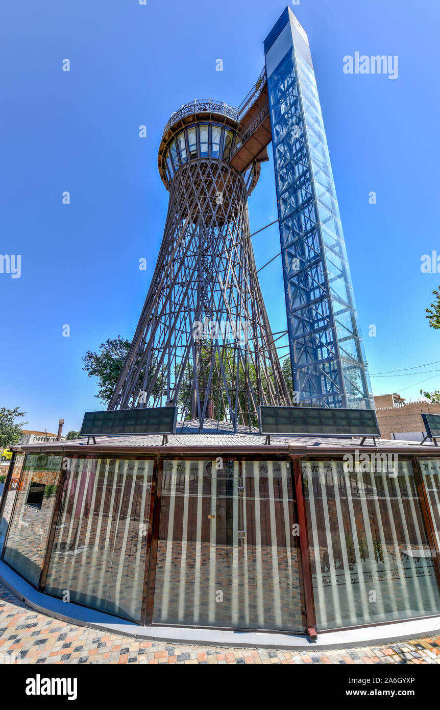 Resti della torre Shukhov, un esempio di architettura costruttivista a Bukhara, una volta utilizzato come torre d'acqua. Foto Stock