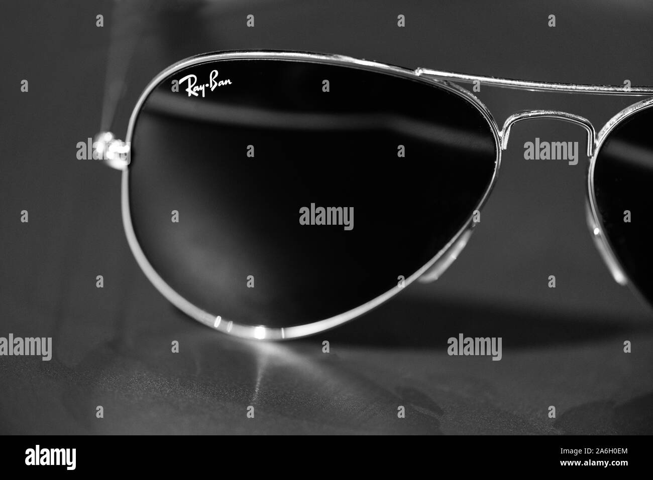 Oro Ray Ban aviator occhiali da sole su sfondo nero Foto Stock