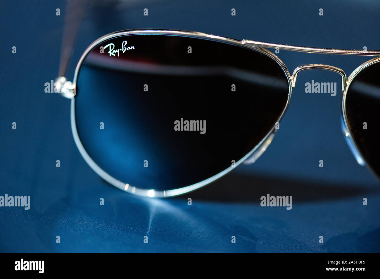 Oro Ray Ban aviator occhiali da sole su sfondo nero Foto Stock