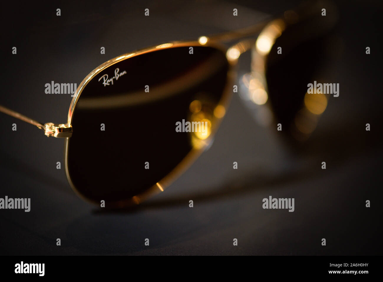 Oro Ray Ban aviator occhiali da sole su sfondo nero Foto Stock