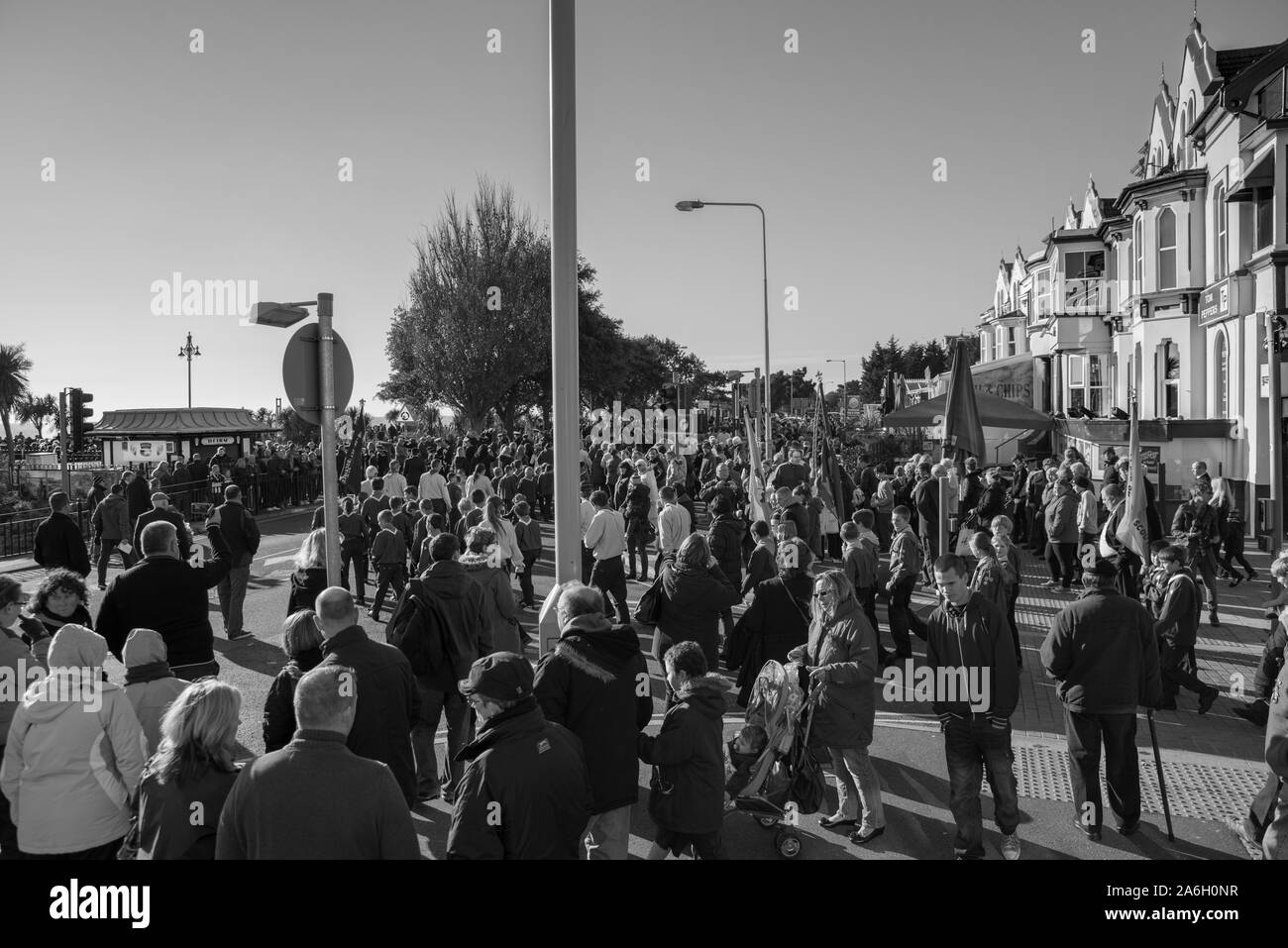 Clacton On Sea - Essex, veterani con medaglie e persone in lutto stand presso il Giorno del Ricordo cerimonia per ricordare i caduti delle guerre che sono andati da Foto Stock