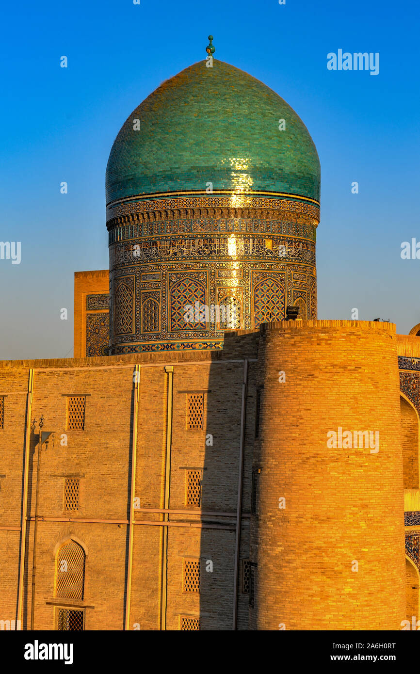 Antica Mir-i-Arab Madrasa nel Po-i-Kalyan complesso in Bukhara, Uzbekistan. Foto Stock