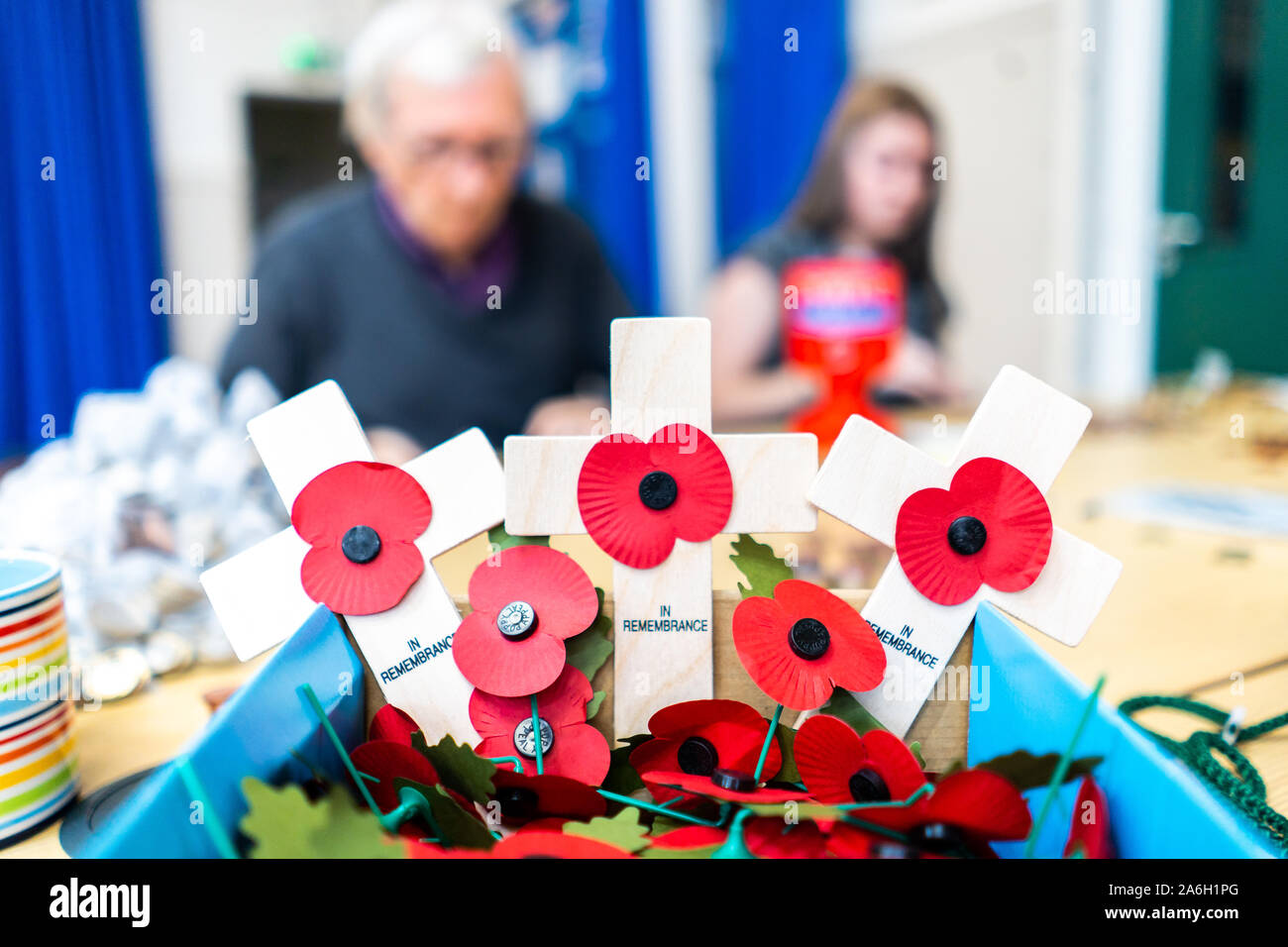 Papaveri sul attraversa per la Royal British Legion Poppy ricorso sono raccolti in una località segreta e contate da volontari, nel ricordo, RBL, il papavero Foto Stock