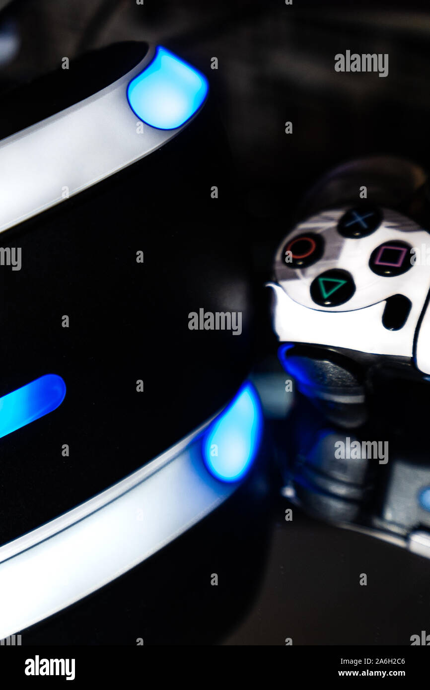 Playstation di realtà virtuale e di cuffie Sony controller, Playstation VR,  PSVR, PSVR box e accessori Foto stock - Alamy