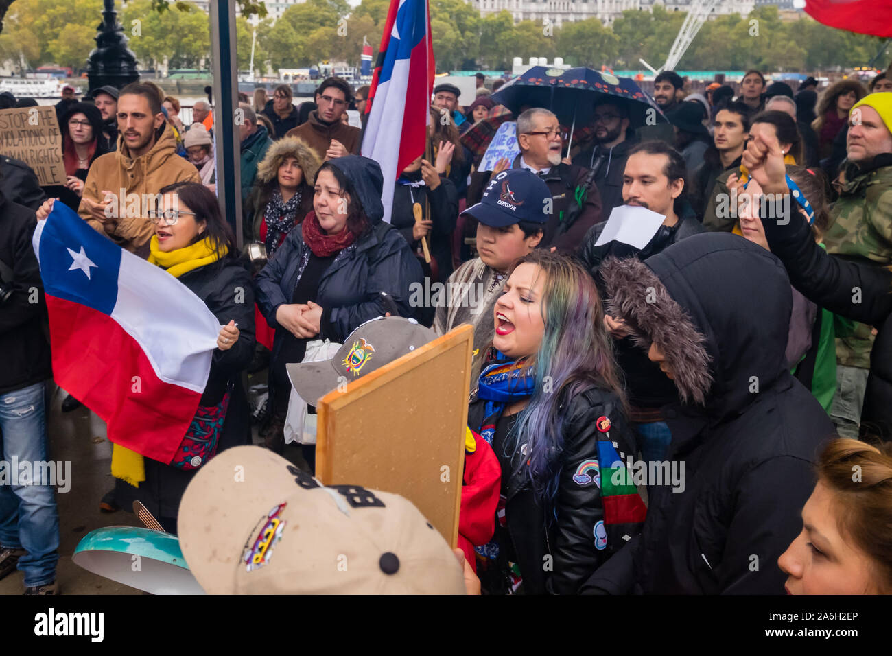 Londra, Regno Unito. Il 26 settembre 2019. Diverse centinaia di cileni e un paio di British sindacalisti ha protestato in un vivace rally con altoparlanti e musica sulla banca del sud in solidarietà con le massicce manifestazioni di protesta in Cile che hanno portato a Santiago a fermarsi per chiedere le dimissioni del Presidente Piñera. Almeno 16 sono state uccise nelle proteste in Cile, dove ci sono 20.000 polizia per le strade di Santiago. Peter Marshall / Alamy Live News Foto Stock