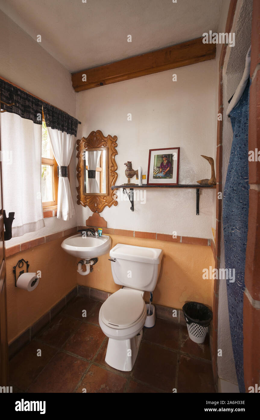 Guatemala, lago Atitlan, Jaibalito, La Casa del Mundo hotel, stanza da bagno per gli ospiti interni Foto Stock