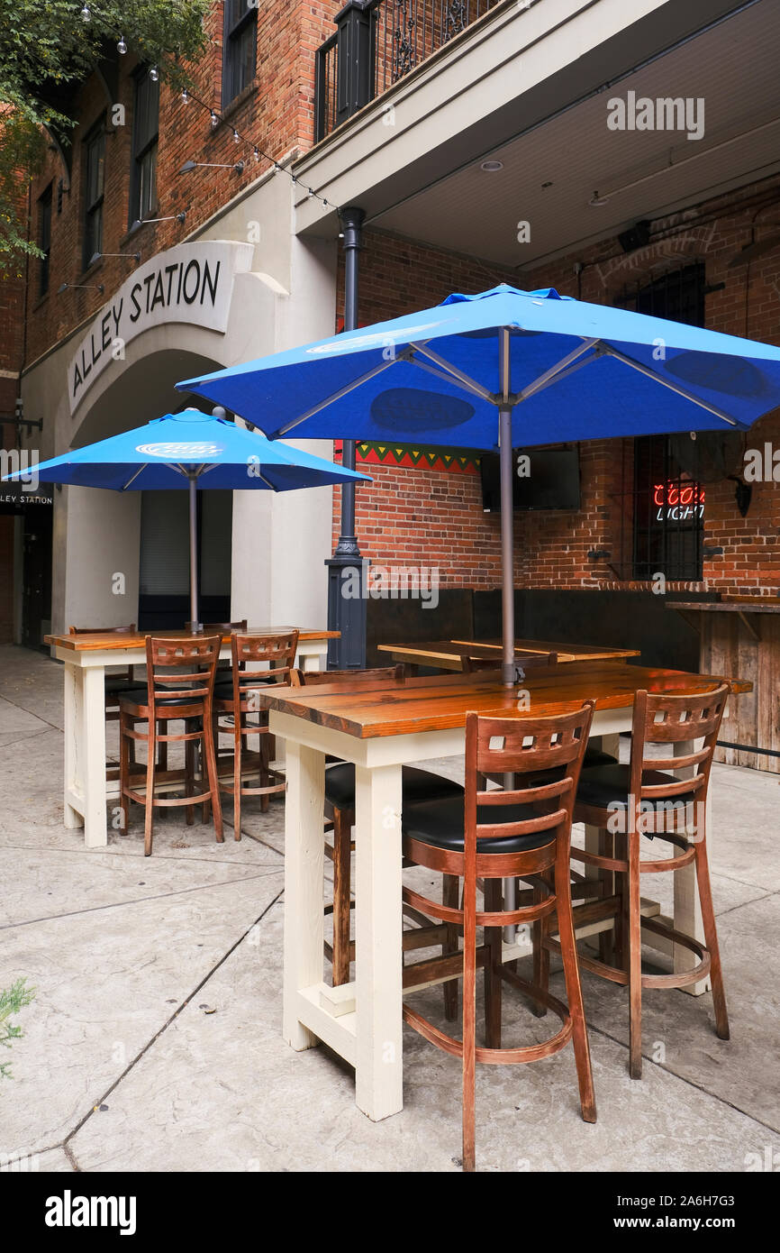 Due vuoto hightop tabelle con ombrelloni in un patio esterno di un ristorante locale a Montgomery in Alabama, Stati Uniti d'America. Foto Stock