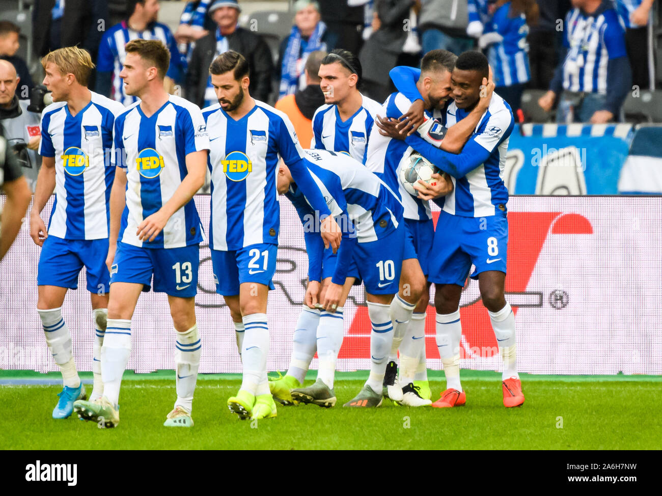 Berlino, Germania. 26 ott 2019. Salomon Kalou (1R) di Hertha celebra il suo punteggio con Vedad Ibisevic (seconda R) durante un match della Bundesliga tra Hertha BSC e TSG 1899 Hoffenheim a Berlino, Germania, il 26 ottobre, 2019. Credito: Kevin Voigt/Xinhua/Alamy Live News Foto Stock