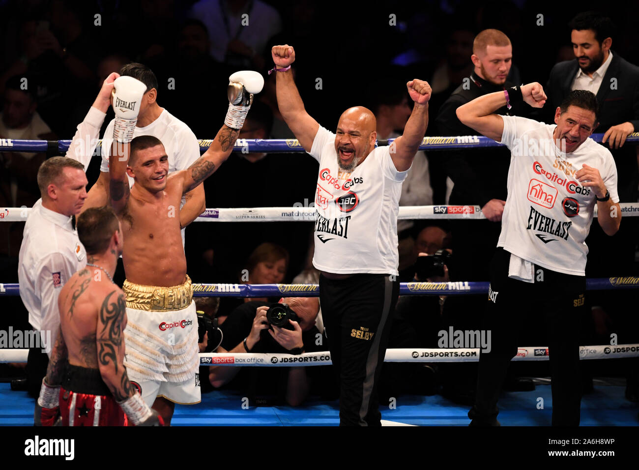 Londra, Regno Unito. 26 ott 2019. Lee Selby (3a sinistra) festeggia dopo la vittoria del match con Ricky Burns per il concorso leggero durante la lotta sotto Carta di Regis Prograis vs Josh Taylor all'Arena O2 il Sabato, Ottobre 26, 2019 a Londra REGNO UNITO. Credito: Taka G Wu/Alamy Live News Foto Stock