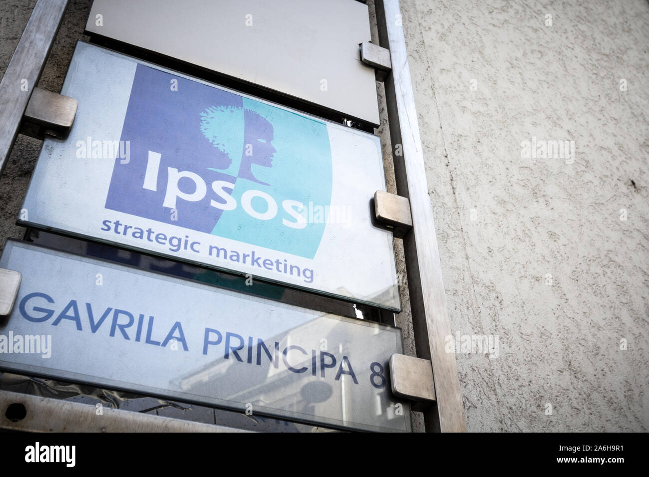 Belgrado, Serbia - Marzo 9, 2019: IPSOS logo nella parte anteriore del loro quartier generale per la Serbia. Ipsos è un global francese di ricerche di mercato e sondaggi di opinione com Foto Stock
