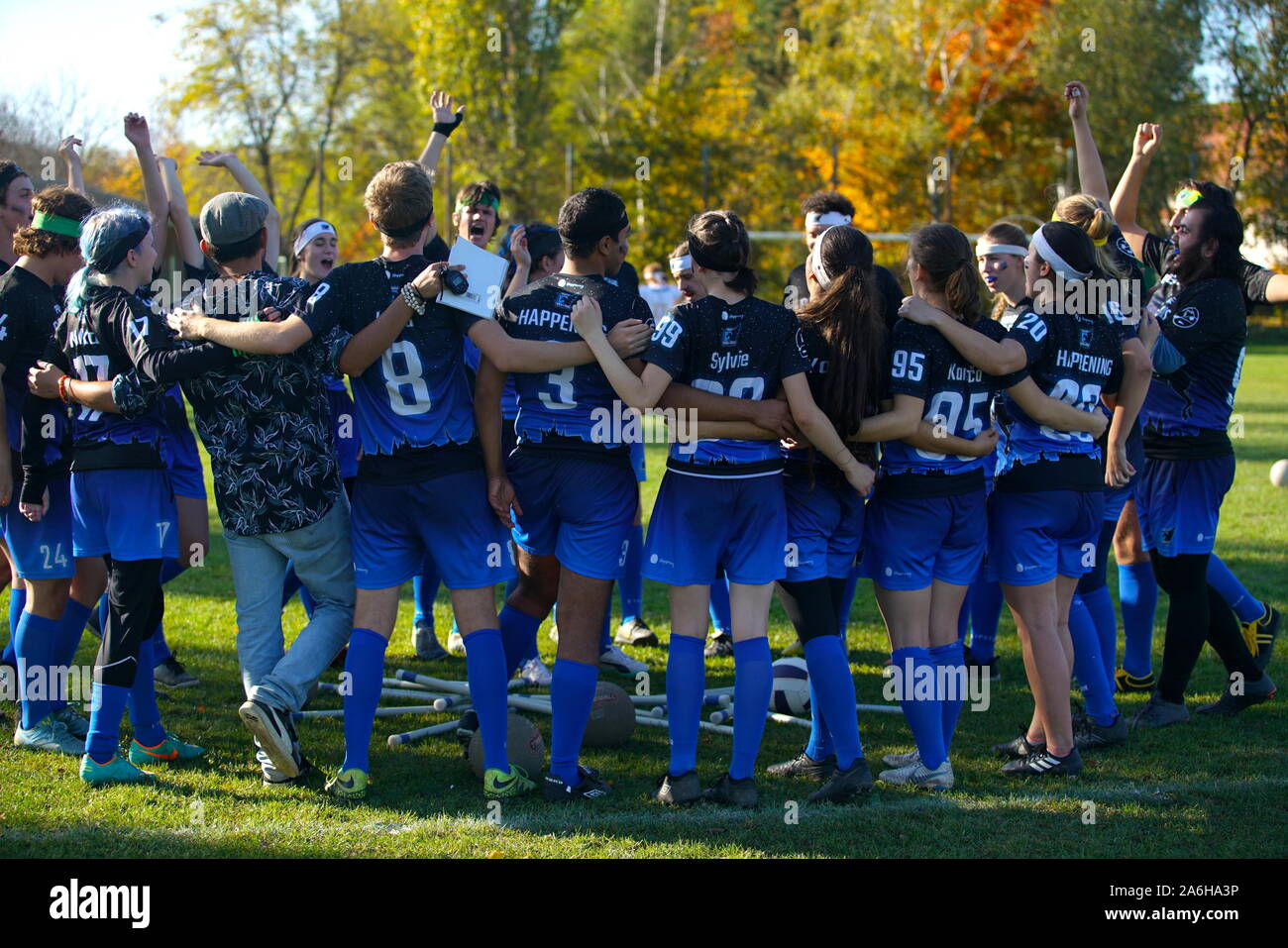 Budejovice, Repubblica Ceca. 26 ott 2019. I giocatori della squadra Praga Pegasus raccogliere prima di una partita al primo campionato di Quidditch in Budejovice della Repubblica ceca, 26 ottobre, 2019. Quidditch è semi-contatto uno sport basato sul gioco di finzione dal popolare Harry Potter romanzi. Credito: Dana Kesnerova/Xinhua/Alamy Live News Foto Stock