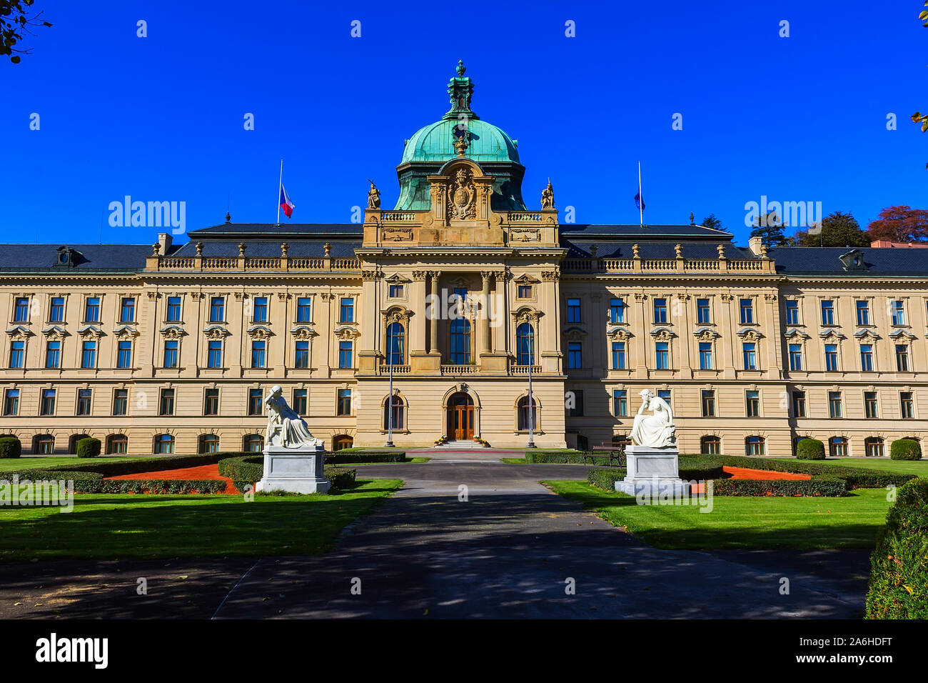 Il celebre castello della città con le belle statue e un prato attraente di Praga Foto Stock