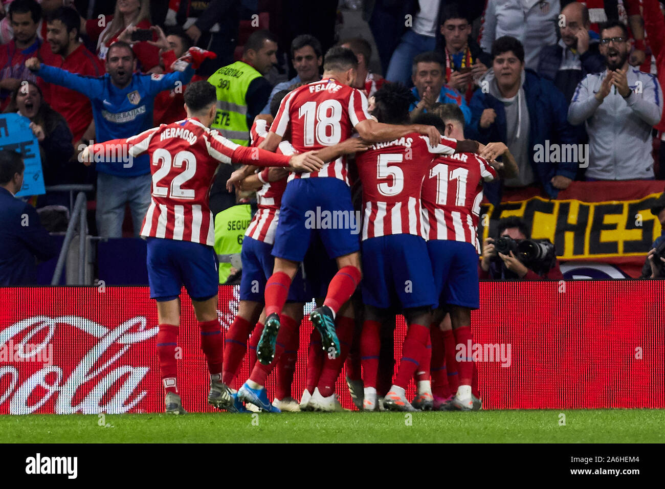 Madrid, Spagna. 26 ott 2019. I giocatori di Atletico de Madrid celebra un obiettivo durante la Liga match tra Atlético de Madrid e Athletic Club de Bilbao a Wanda Metropolitano Stadium in Madrid.(punteggio finale; Atletico de Madrid 2:0 Athletic Club de Bilbao) Credito: SOPA Immagini limitata/Alamy Live News Foto Stock