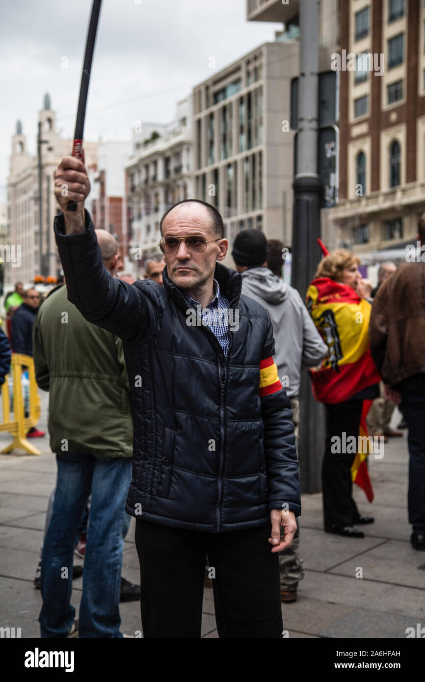 Francisco Franco sostenitore detiene un pre bandiera costituzionale durante il rally. Ogni novembre 20th, centinaia di regime di Franco sostenitori marzo in un rally per celebrare e onorare il dittatore della morte (novembre 20th, 1975). Durante il rally, tre attivisti FEMEN irrupted impegnativo che dimostrazioni fascista deve essere legalizzato in Spagna. Essi sono stati attaccati dai dimostranti e un uomo è stato arrestato. Foto Stock