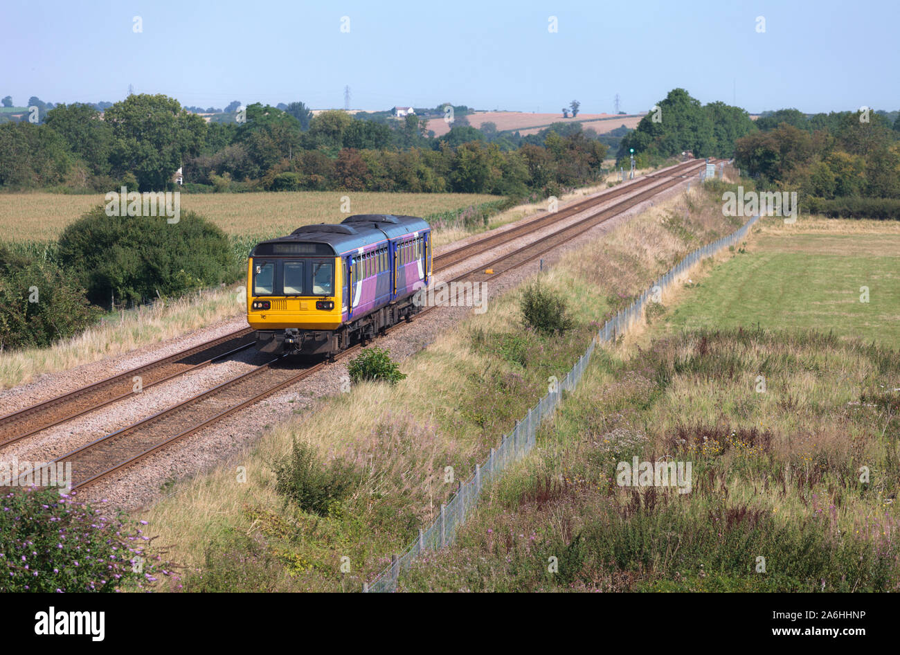 Arriva Nord classe rampa 142 pacer 142052 treno Passante Retford, Nottinghamshire, Regno Unito Foto Stock