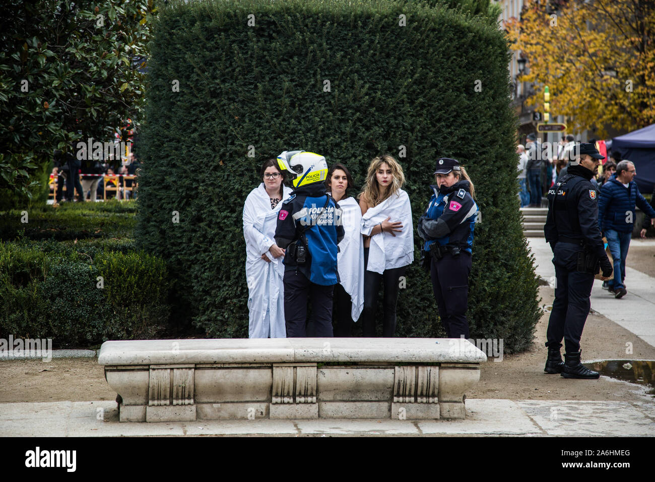 Tre attivisti FEMEN dopo essere stati detenuti e coprire con coperte durante il rally. Ogni novembre 20th, centinaia di regime di Franco sostenitori marzo in un rally per celebrare e onorare il dittatore della morte (novembre 20th, 1975). Durante il rally, tre attivisti FEMEN irrupted impegnativo che dimostrazioni fascista deve essere legalizzato in Spagna. Essi sono stati attaccati dai dimostranti e un uomo è stato arrestato. Foto Stock