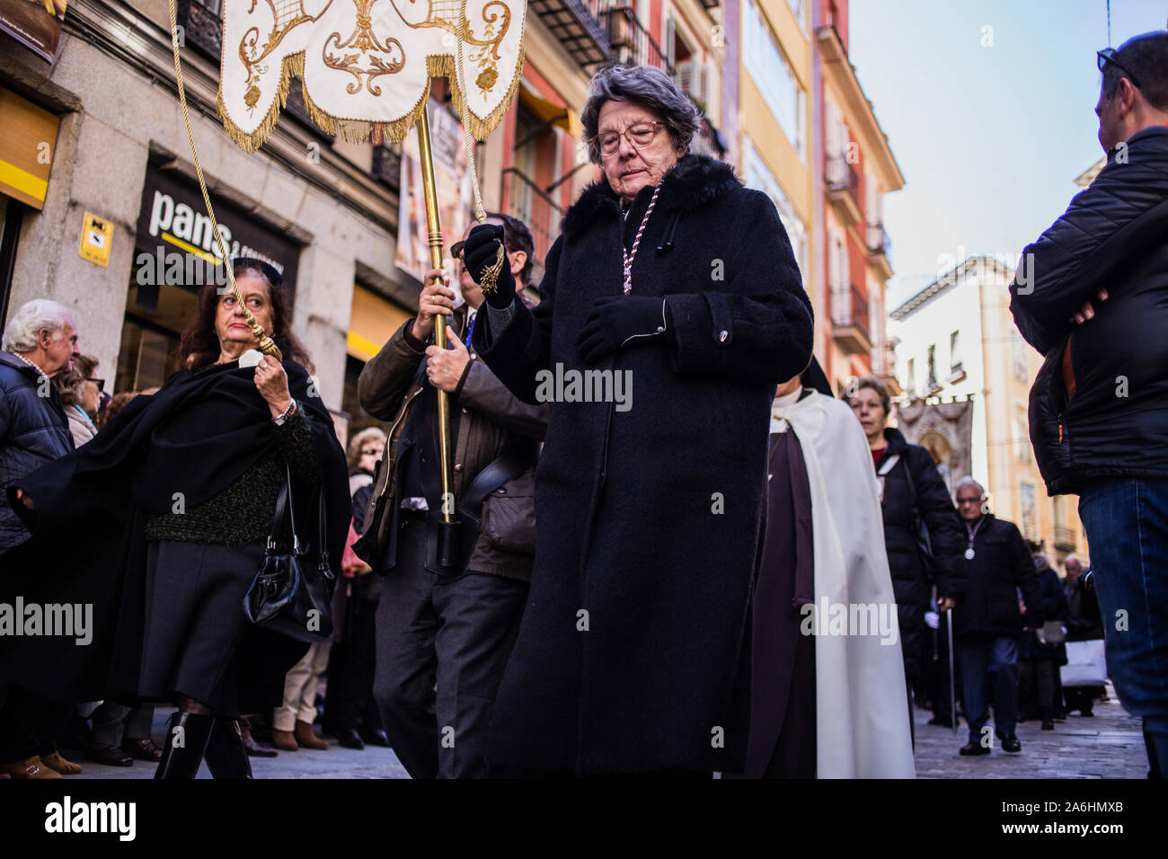 Madrid, Spagna. 9 Nov, 2018. I parrocchiani della parrocchia cattolica durante la processione.vergine di Almudena processione avviene attraverso le strade di Madrid dove il santo patrono della capitale della Spagna è portato dalla Plaza Mayor di Almudena Cathedral. Centinaia di congregazioni cattoliche si uniscono alla processione in onore della Vergine. Credito: Guillermo Santos SOPA/images/ZUMA filo/Alamy Live News Foto Stock