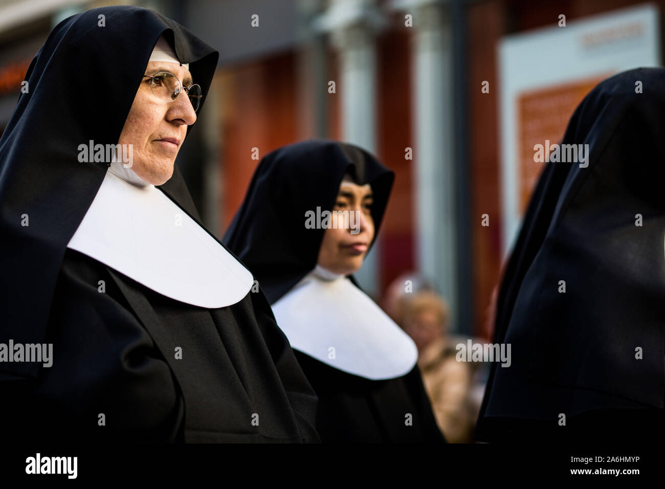 Madrid, Spagna. 9 Nov, 2018. Le monache di prendere parte alla processione.vergine di Almudena processione avviene attraverso le strade di Madrid dove il santo patrono della capitale della Spagna è portato dalla Plaza Mayor di Almudena Cathedral. Centinaia di congregazioni cattoliche si uniscono alla processione in onore della Vergine. Credito: Guillermo Santos SOPA/images/ZUMA filo/Alamy Live News Foto Stock