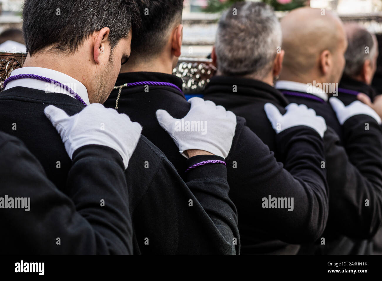 Madrid, Spagna. 9 Nov, 2018. I vettori della Vergine di Almudena durante la processione.vergine di Almudena processione avviene attraverso le strade di Madrid dove il santo patrono della capitale della Spagna è portato dalla Plaza Mayor di Almudena Cathedral. Centinaia di congregazioni cattoliche si uniscono alla processione in onore della Vergine. Credito: Guillermo Santos SOPA/images/ZUMA filo/Alamy Live News Foto Stock