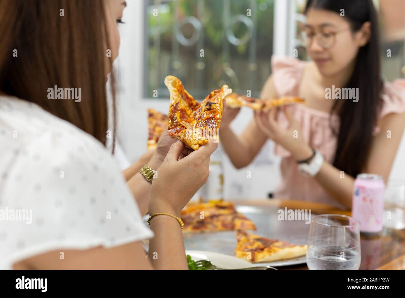 Le donne con i migliori amici avente la pizza nel ristorante. Foto Stock