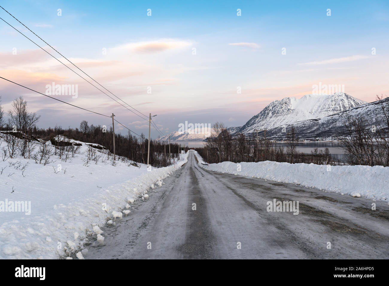 Strada ghiacciata sulla banca di Ullsfjord nella contea di Troms in Norvegia Foto Stock