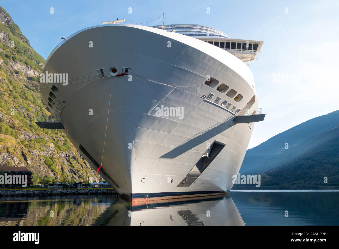 Grande nave da crociera in Norvegia fjord accanto a Flam Foto Stock