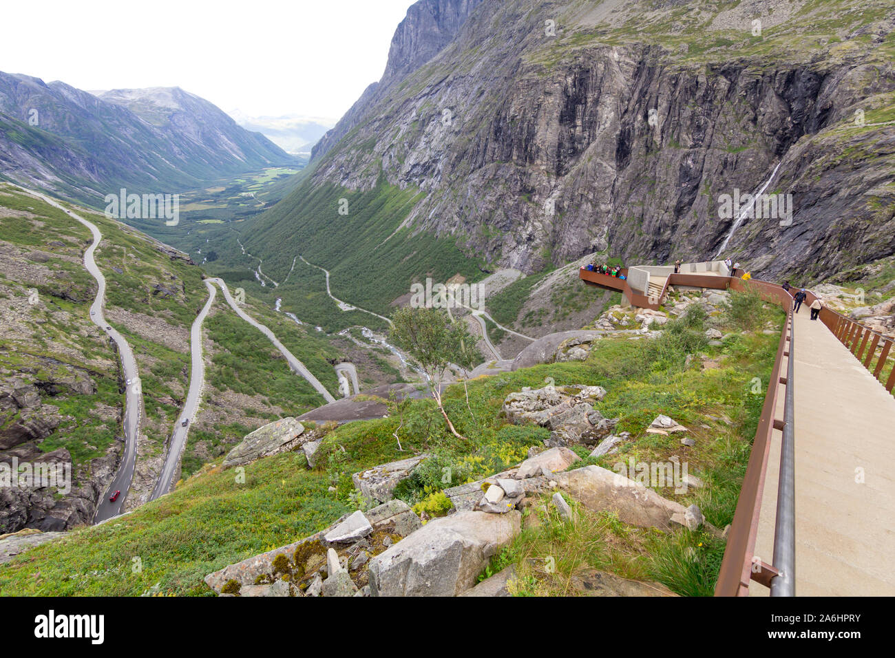 Trollstigen strada a serpentina in Norvegia, un famoso passo di montagna con forte pendenza e tornanti. Foto Stock