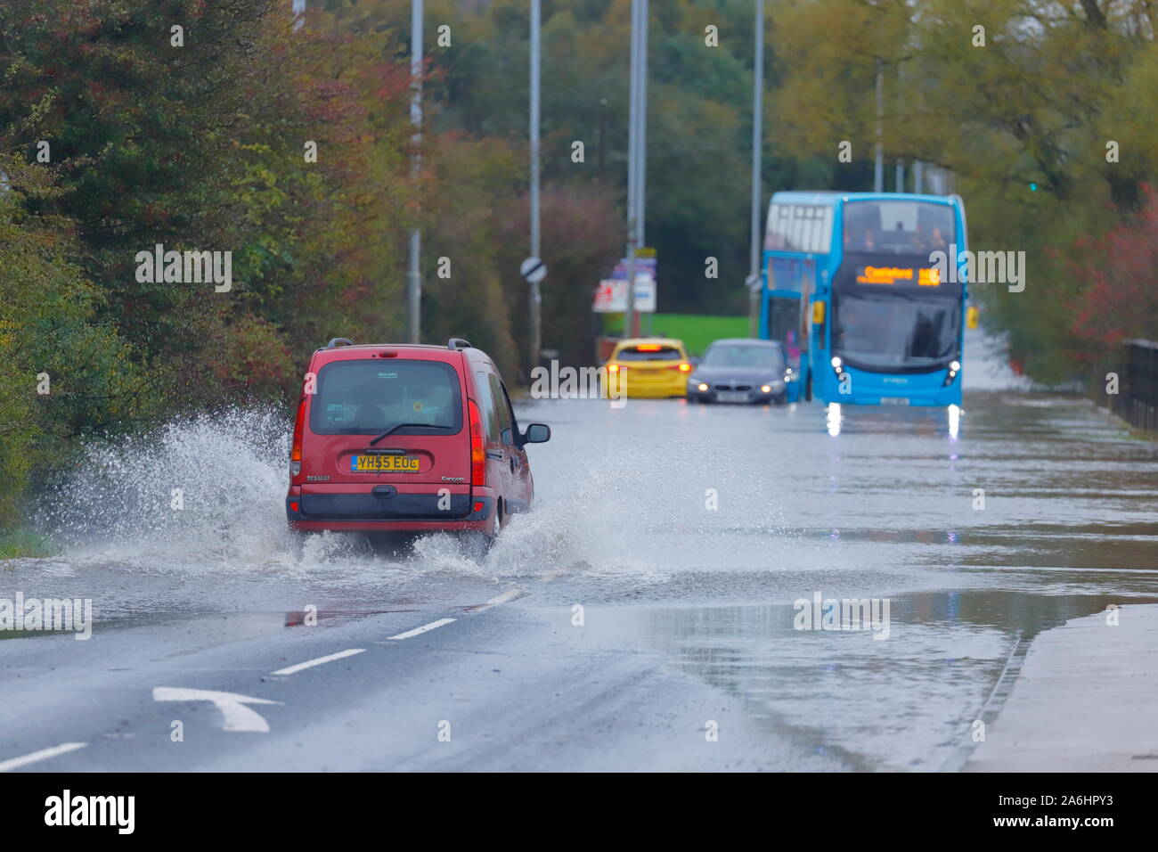 Una unità bus attraverso alluvione a Barnsdale strada tra Castleford & Allerton Bywater dopo ventiquattro ore di pioggia. Foto Stock