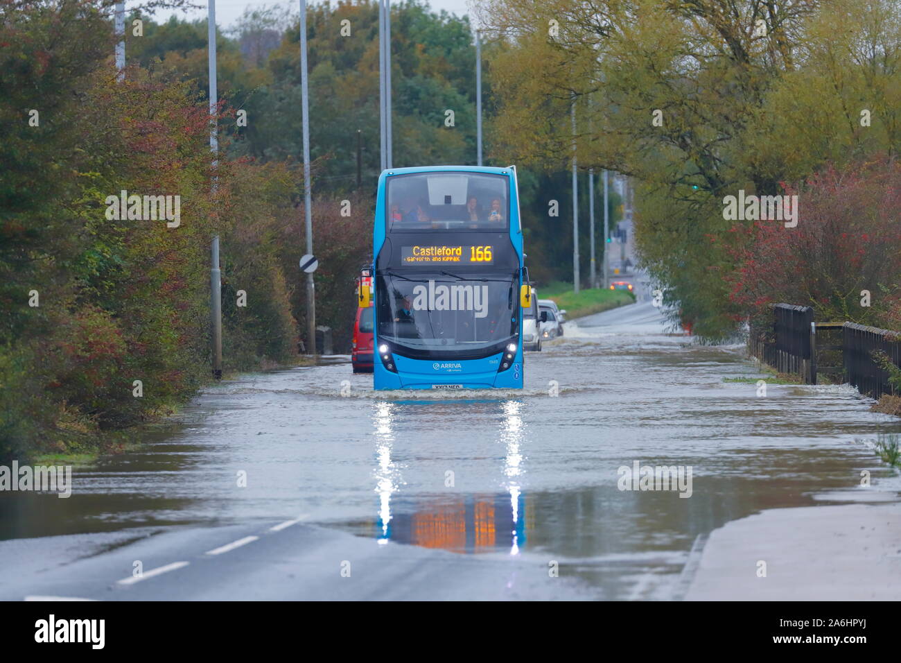 Una unità bus attraverso alluvione a Barnsdale strada tra Castleford & Allerton Bywater dopo ventiquattro ore di pioggia. Foto Stock