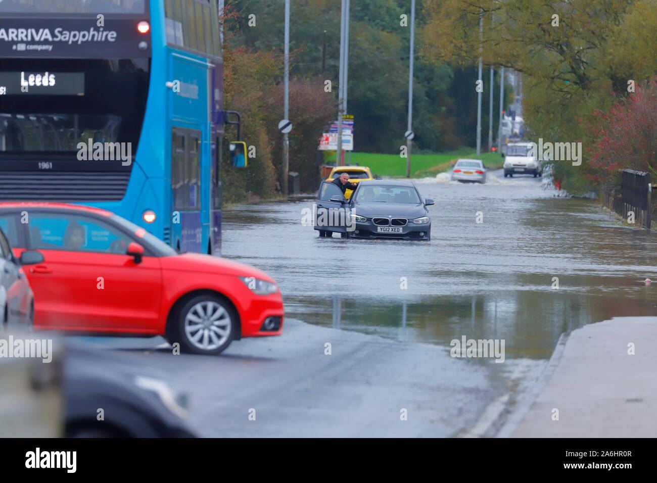 Il conducente di questo veicolo è incagliata dopo la sua auto si è rotta dopo la guida attraverso le inondazioni su Barnsdale Road a Castleford. Foto Stock