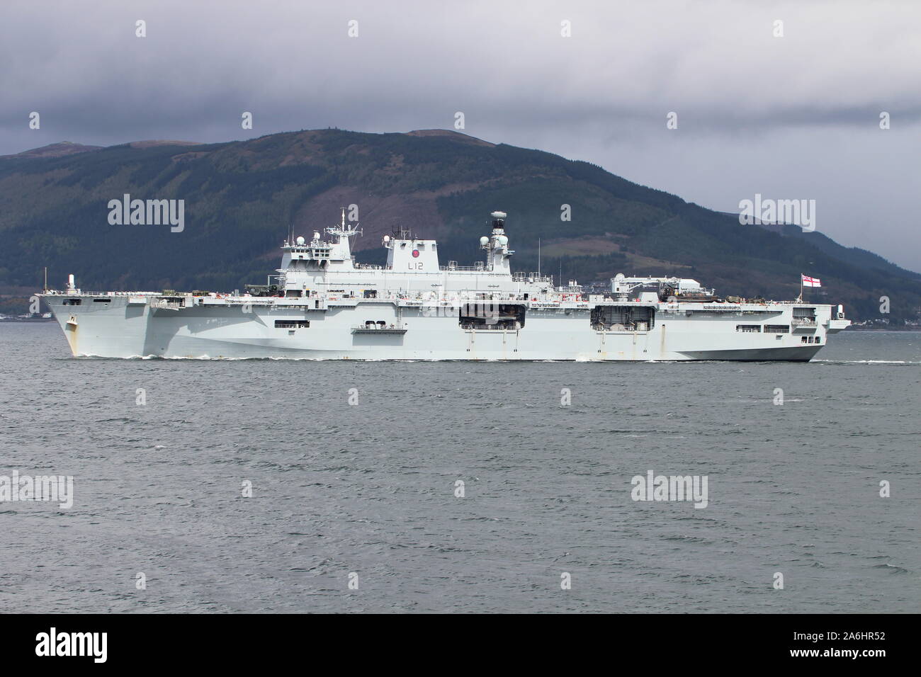 HMS Ocean (L12), un elicottero carrier e assalto anfibio nave gestita dalla Royal Navy, passando Gourock sul Firth of Clyde. Foto Stock