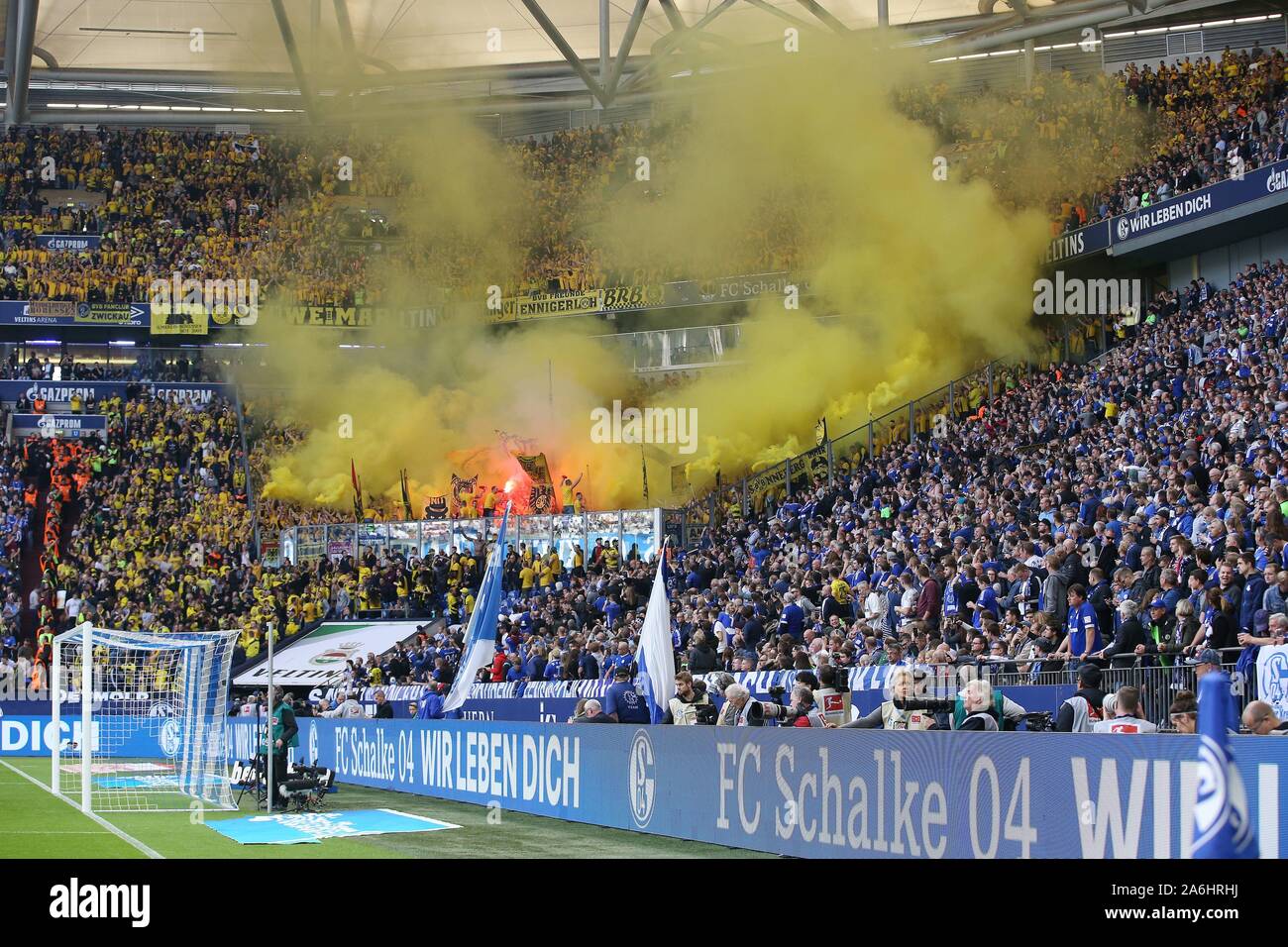 Gelsenkirchen, Deutschland. 26 ott 2019. firo: 26.10.2019, calcio, 1.Bundesliga, stagione 2019/2020, Derby, Revierderby, FC Schalke 04 - BVB, Borussia Dortmund 0: 0 ventilatori BVB, piro, fumo bombe | Utilizzo di credito in tutto il mondo: dpa/Alamy Live News Foto Stock