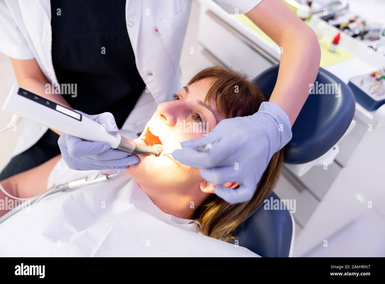 La donna è ottenere il trattamento dentale in una clinica dentale. Foto Stock