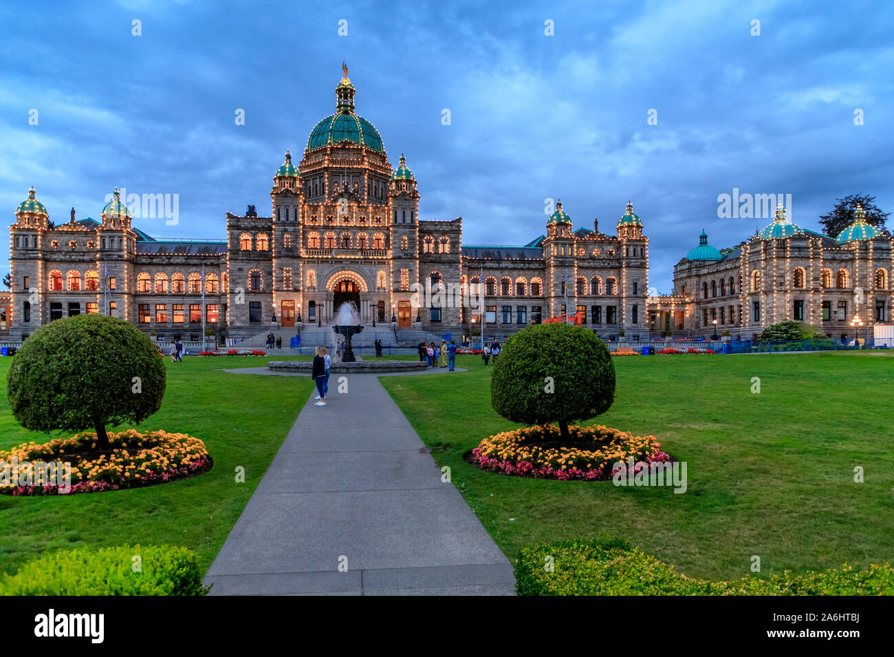 Il palazzo del parlamento in Victoria, British Columbia, Canada, illuminate al tramonto Foto Stock