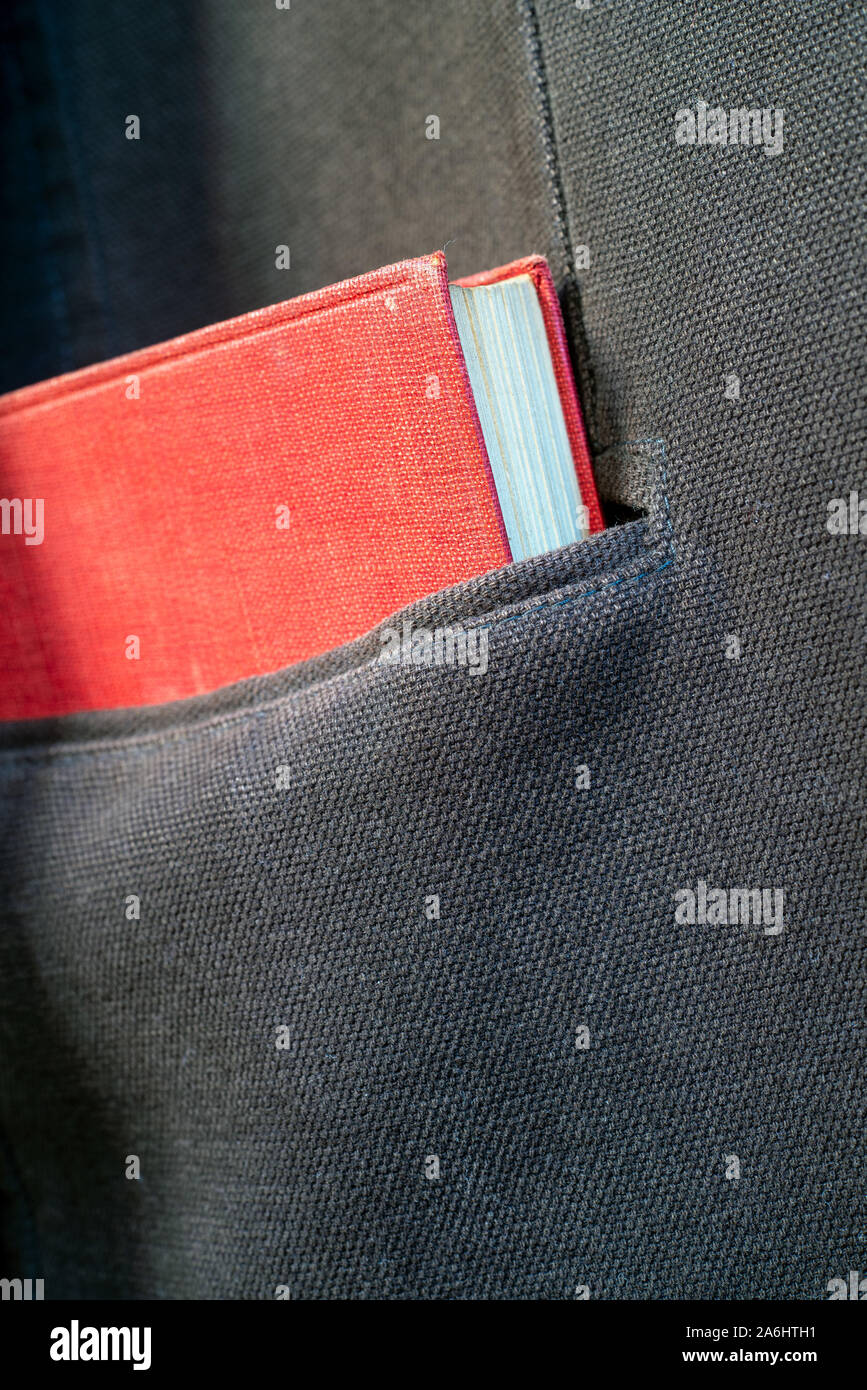Libro rosso in una tasca della giacca Foto Stock