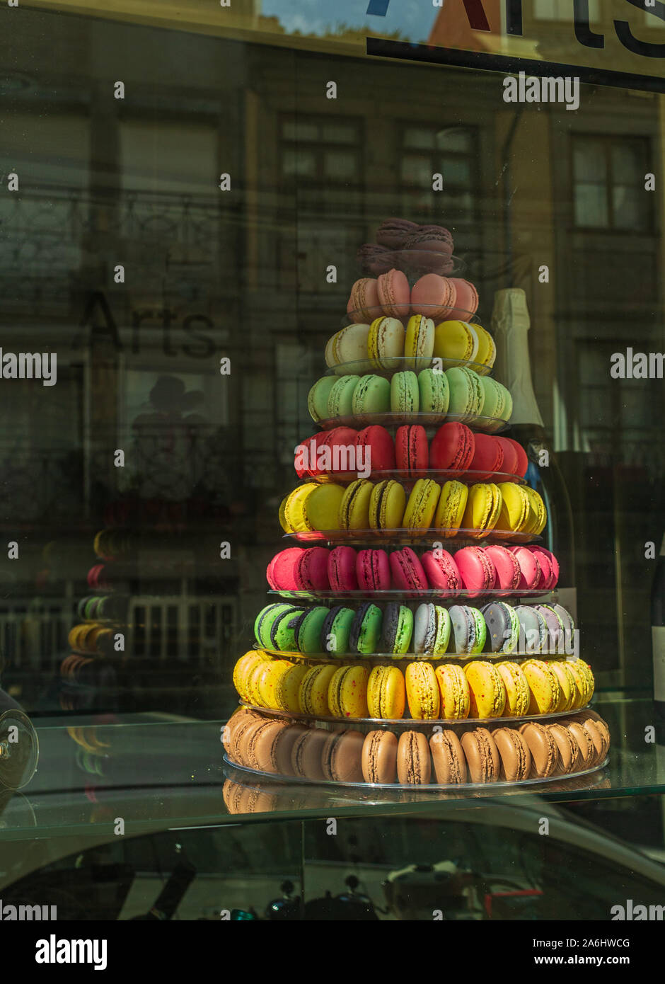 Piramide di macaron colorati in una vetrina Foto Stock
