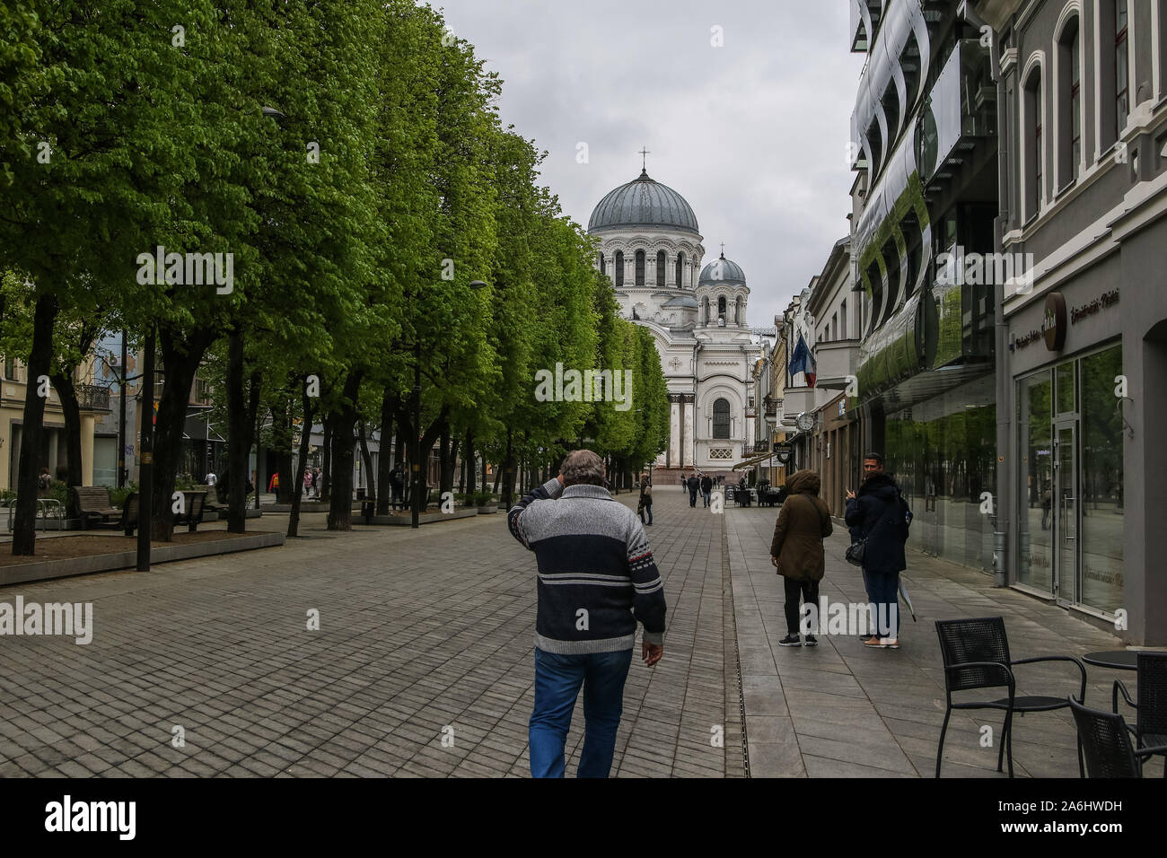 Laisves Aleja, una via pedonale alberato e da caffetterie, che attraversa la città da ovest a est è visto a Kaunas, Lituania il 2 maggio 2019 © Michal Fludra / Alamy Live News Foto Stock