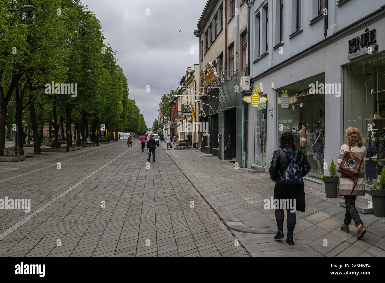 Laisves Aleja, una via pedonale alberato e da caffetterie, che attraversa la città da ovest a est è visto a Kaunas, Lituania il 2 maggio 2019 © Michal Fludra / Alamy Live News Foto Stock