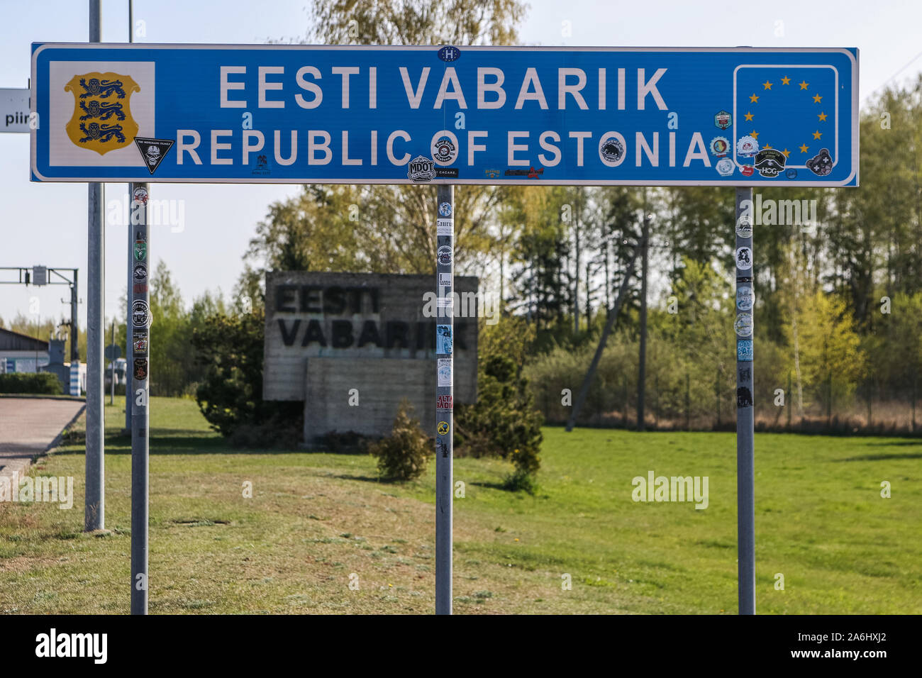 Repubblica di Estonia iscrizione su un segno con la bandiera dell'UE è visto su una Lettonia - Estonia Area Schengen border crossing Ainazi (LV) - Ikla (EST) il 29 aprile 2019 © Michal Fludra / Alamy Live News Foto Stock