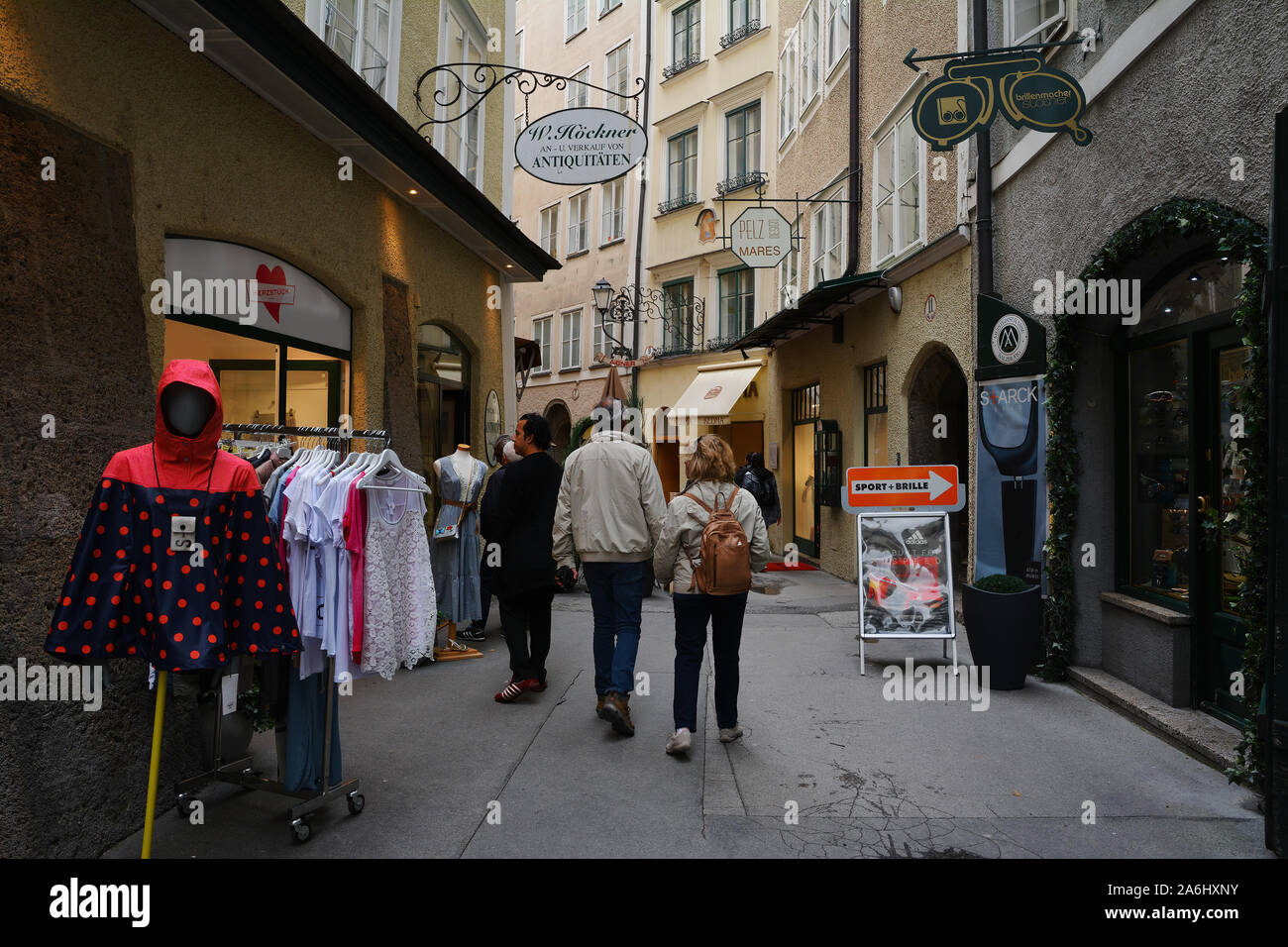 La Getreidegasse , famosa strada dello shopping di Salisburgo la città vecchia, il luogo di nascita di Mozart , destinazione per innumerevoli visitatori da tutto il mondo Foto Stock