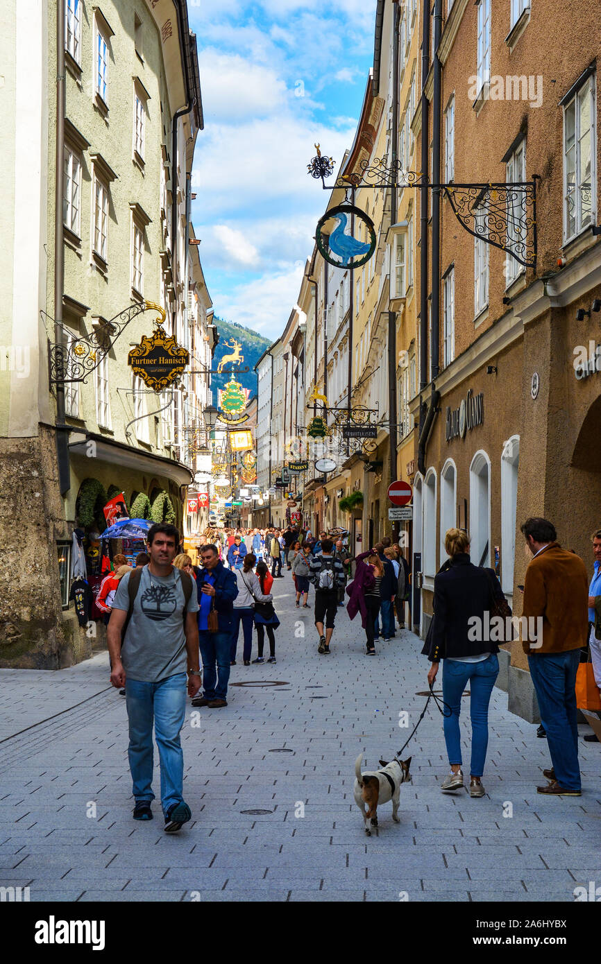La Getreidegasse , famosa strada dello shopping di Salisburgo la città vecchia, il luogo di nascita di Mozart , destinazione per innumerevoli visitatori da tutto il mondo Foto Stock