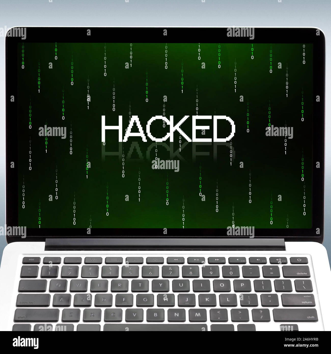 Computer portatile con iscrizione hacked e cifre binarie sullo schermo Foto Stock
