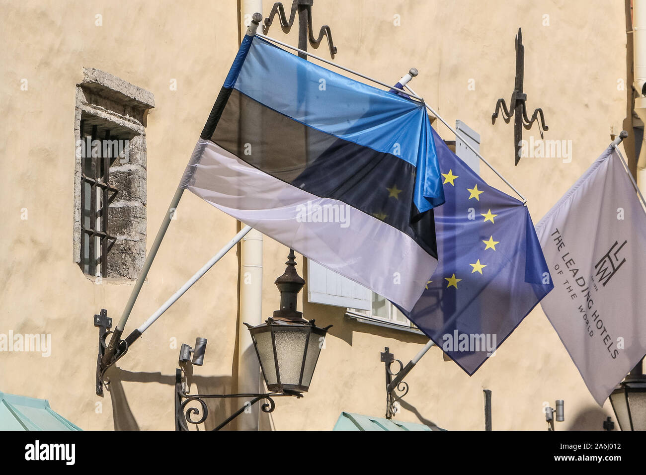 Estone e Unione europea (UE) bandiere sul vento sono visti a Tallinn in Estonia il 30 aprile 2019 © Michal Fludra / Alamy Live News Foto Stock