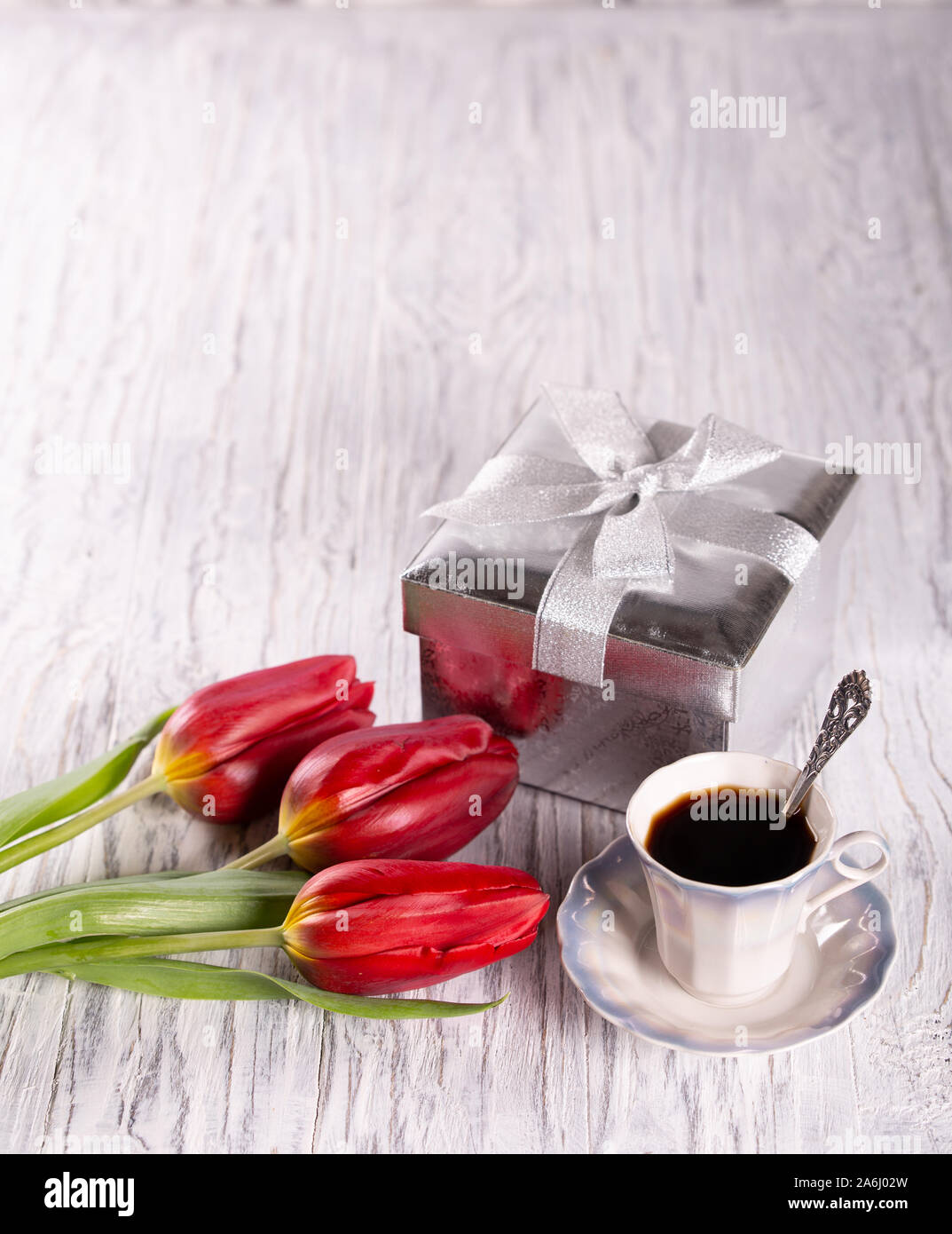 Tre tulipani rossi su sfondo chiaro. Posto per il testo. Foto Stock