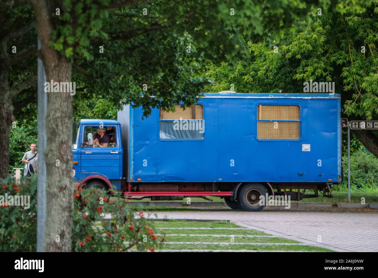 Autocaravan Camper , e camper parcheggiato sulla città opera libera campeggio / parcheggio camper (Stellplatz) è visto in Kyritz, nel Land di Brandeburgo, in Germania il 1 agosto 2019 © Michal Fludra / Alamy Live News Foto Stock