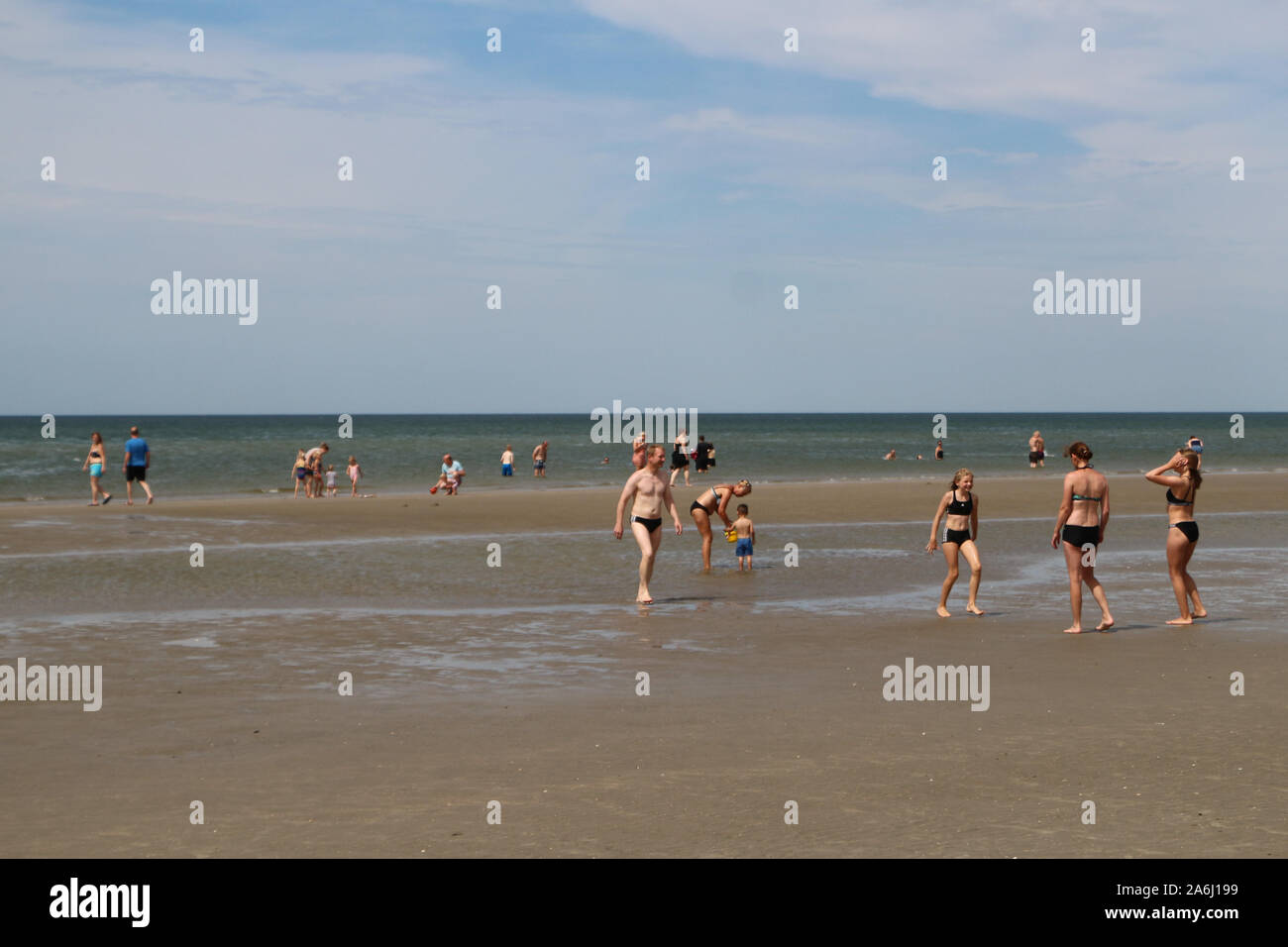 Le persone in cerca di un refresh prendere un tuffo nelle fredde acque del Mare del Nord sulla sabbiosa Lakolk Strand spiaggia sul Romo Island(Jutland) , Danimarca il 26 luglio 2019 la temperatura in Danimarca ha raggiunto più di trenta gradi Celsius. I meteorologi sono la previsione di una ondata di caldo come luglio si avvicina alla sua estremità © Michal Fludra / Alamy Live News Foto Stock