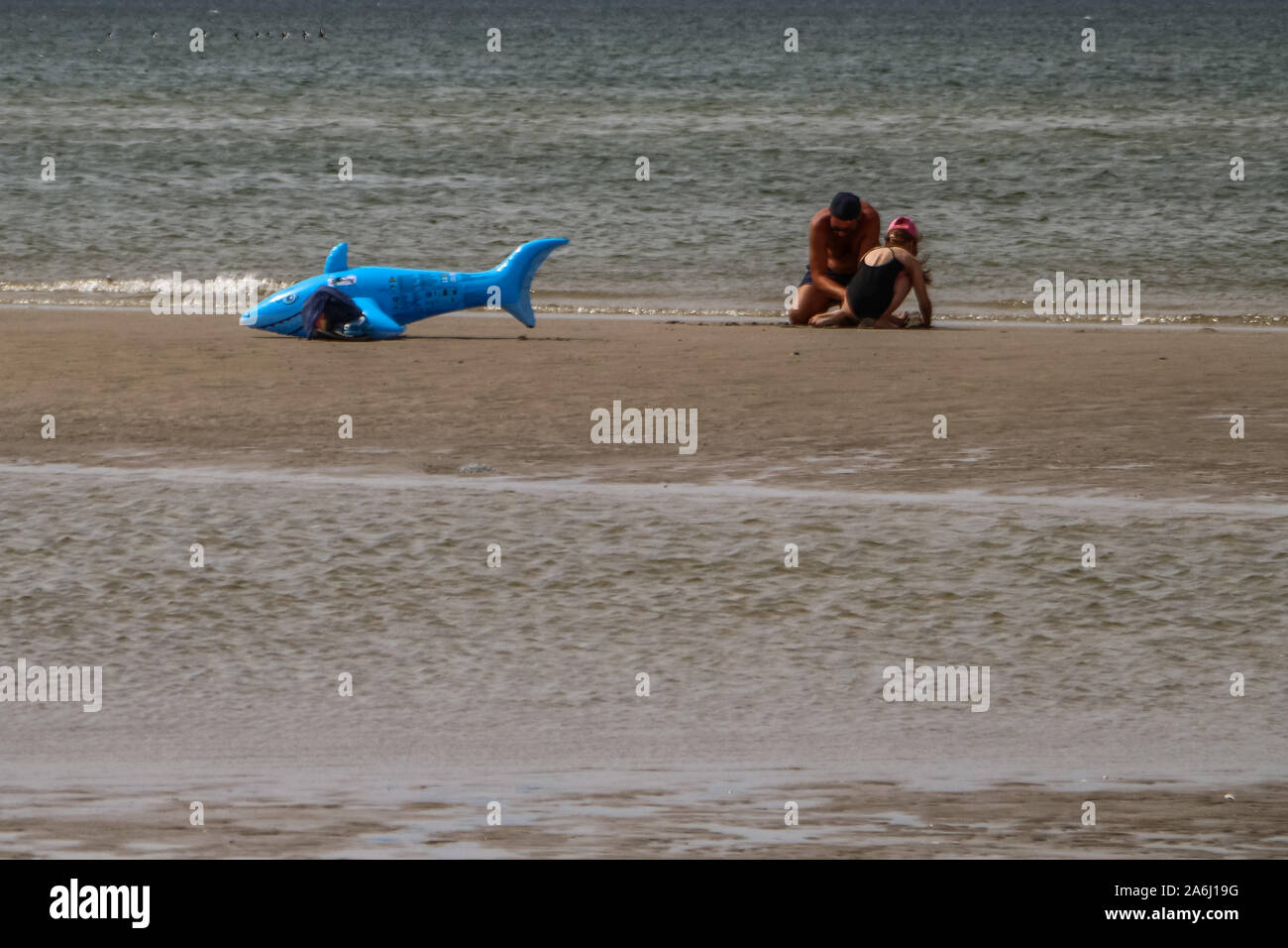 Le persone in cerca di un refresh prendere un tuffo nelle fredde acque del Mare del Nord sulla sabbiosa Lakolk Strand spiaggia sul Romo Island(Jutland) , Danimarca il 26 luglio 2019 la temperatura in Danimarca ha raggiunto più di trenta gradi Celsius. I meteorologi sono la previsione di una ondata di caldo come luglio si avvicina alla sua estremità © Michal Fludra / Alamy Live News Foto Stock